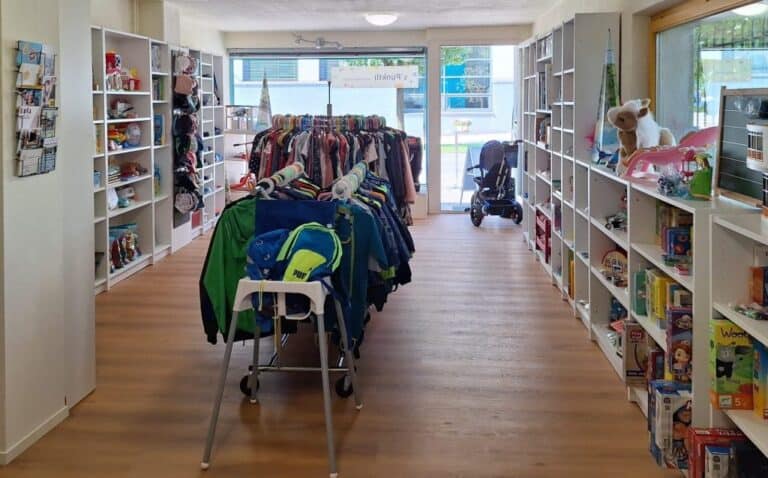 Innenansicht der Kinderkleiderbörse s’Pünktli