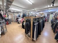 Kleiderständer im Laden Delfin Kinderwelt Kleiderständer im Laden Delfin Kinderwelt