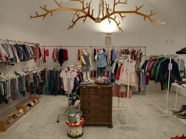 Innenansicht der Kinderkleiderbörse im Zentrum Planaterra