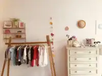 Innenansicht von Chez Elias & Lara in Lausanne mit Kinderkleidern und Ladeneinrichtung