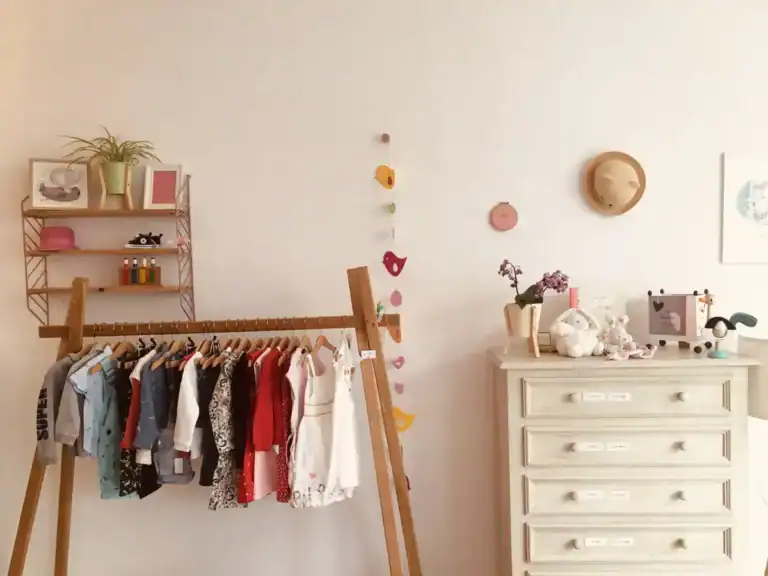 Innenansicht von Chez Elias & Lara in Lausanne mit Kinderkleidern und Ladeneinrichtung