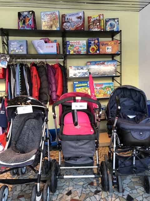 Kinderwagen und Spielzeug der FFS Kinderkleiderbörse Ibach