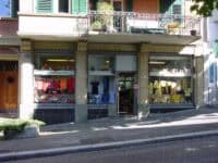 Schaufenster der Hottinger Kinderkleiderbörse in Zürich