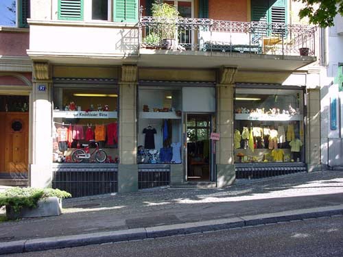 Schaufenster der Hottinger Kinderkleiderbörse in Zürich