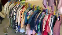 Kinderkleider im Secondhandladen Chinderruschtig in Bönigen