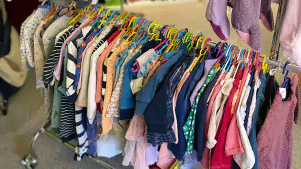 Kinderkleider im Secondhandladen Chinderruschtig in Bönigen